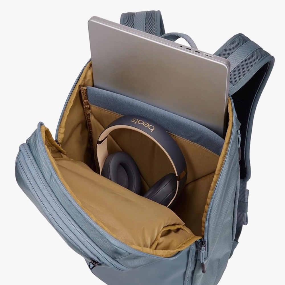 Thule like new Backpack - image 16